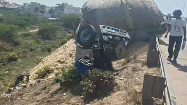 मथुरा: भूसा से भरी ट्रैक्टर ट्रॉली अलवर पुल के समीप पलटी, चालक की मौत, ट्रैक्टर के हुए कई टुकड़े