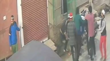 मुज़फ्फरनगर: खालापार में दिनदहाड़े 25 युवकों ने तीन युवकों पर धारदार हथियारों से किया जानलेवा हमला, मारपीट की घटना सीसीटीवी में कैद