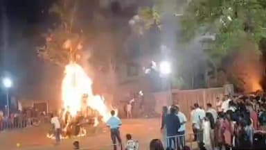 पालघर: सफाळे येथे होळीची अनोखी परंपरा; होळीभोवती प्रदक्षिणा घालतात सोंग