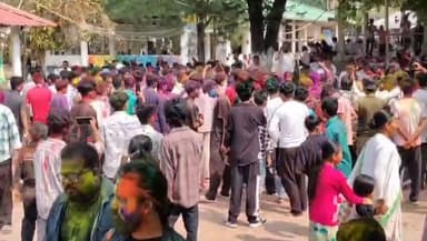 ঢকুৱাখানা ভাগ: ৰঙৰ উৎসৱ হোলীৰ উপলক্ষে মুখৰ ঢকুৱাখনাৰ বাসুদেৱ থান