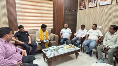 साकेत: भाजपा विधायक गजेंद्र यादव ने कुतुब मीनार स्थित कार्यालय में लोगों से की मुलाकात