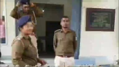 औराई: औराई गांव में पुलिस ने किसान के खेत से 62 लीटर विदेशी शराब बरामद की, कार्रवाई जारी