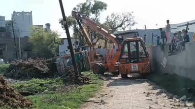 खेकड़ा: मुबारिकपुर गांव में गन्ने से भरा ओवरलोड ट्रक अनियंत्रित होकर तालाब में पलटा, 2 हाइड्रा क्रेन से भी नहीं निकला बाहर