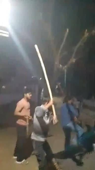 करछना: हनुमानपुर धरवारा गांव में किसी बात को लेकर विवाद के दौरान घर पर चढ़कर की गई मारपीट