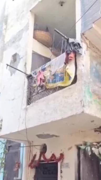 सीलमपुर: स्वरूप नगर में सिलेंडर ब्लास्ट के बाद मकान में लगी आग, 7 लोग घायल