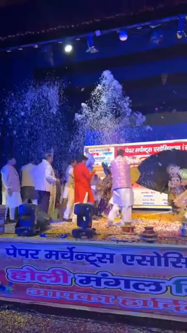 शाहदरा: दिल्ली पेपर मर्चेंट एसोसिएशन की तरफ से मंगलवार को होली मिलन समारोह का आयोजन