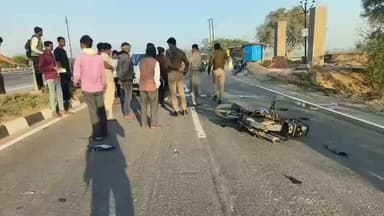 भरथना: बकेवर रजपुरा NH19 सर्विस मार्ग पर तेज रफ्तार वैगनआर ने बाइक सवारों को मारी टक्कर, एक युवक गंभीर रूप से घायल