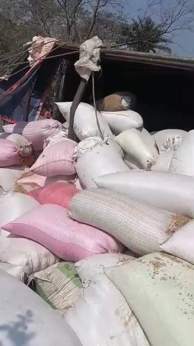 बोरियो: शामपुर चौक के पास धान लदा ट्रक बाइक को रोंदते हुए पलटा, कोई हताहत नहीं