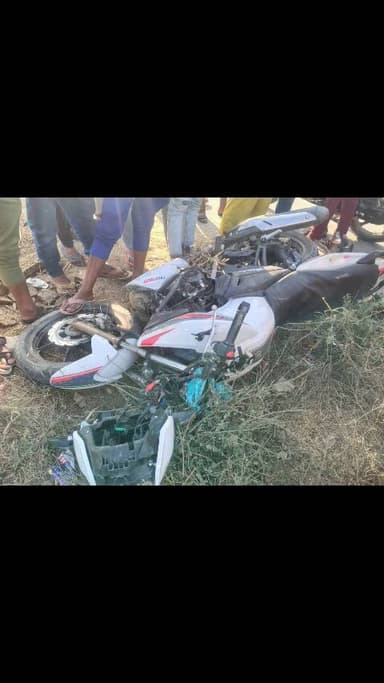 मंझनपुर। कौशाम्बी संदीपनघाट थाना क्षेत्र में तेज रफ्तार अपाची बाइक ने साइकिल सवार दो लोगों को मारी जोरदार टक्कर भर्ती।