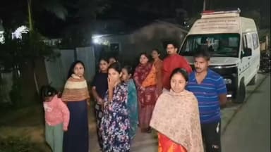 জলপাইগুড়ি: মোহিতনগরে আতঙ্কের নতুন মোড়: র্যাবিস সন্দেহে ষাঁড়, আহত একাধিক—জাতীয় সড়ক অবরোধ গ্রামবাসীদের