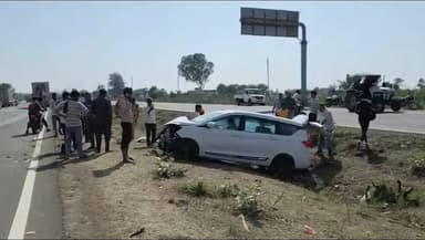 बदरवास: एनएच-46 पर भीषण सड़क हादसा: कार डिवाइडर पार कर कंटेनर से टकराई, पति-पत्नी समेत तीन घायल