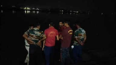 ব্যারাকপুর ১: ভাটপাড়ায় গঙ্গায় স্নান করতে নেমে গঙ্গায় তলিয়ে গেল ৩জন, তাদের বাঁচাতে গিয়ে তলিয়ে গেল আরো ১ যুবক নিখোঁজ ৪জন