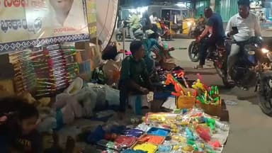 పెద్దపల్లి: బుధవారం సైతం హోలీ ఉందని వ్యాపారులు ప్రకటించడంతో జండా చౌరస్తా వద్ద పెరిగిపోయిన హోలీ రంగుల అమ్మకాలు