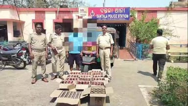 ଅନୁଗୋଳ: ଶଙ୍ଖପୁର ଗ୍ରାମ ନିକଟରୁ ବିପୁଳ ପରିମାଣରେ ବିଦେଶୀ ମଦ ସହ ଅଟୋ ଜବତ; ଜଣେ ଗିରଫ