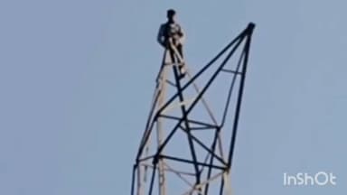 गाज़ियाबाद: युवक ने विद्युत टावर पर चढ़कर किया हाई वोल्टेज ड्रामा, इंदिरापुरम इलाके का बताया जा रहा है वीडियो
