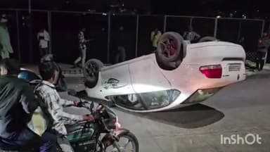 अंबिकापुर: अंबिकापुर के बंगाली चौक के पास तेज रफ्तार कार ने पहले एक वाहन को ठोकर मारी, भागते समय पलटी