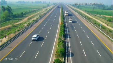 बांगरमऊ: एक्सप्रेसवे पर हादसा, 10 फीट उछलकर गिरे लोग, वीडियो वायरल, तेज स्पीड पिकअप डिवाइडर से टकराई, बच्ची और ड्राइवर की हुई मौत