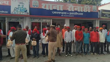 सोहावल: होली पर रौनाही थाना प्रभारी लालचंद सरोज ने चौकीदारों को किया सम्मानित