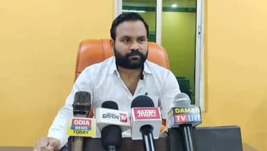 ଅନୁଗୋଳ: ଡେରା ଗ୍ରାମ ପଞ୍ଚାୟତ କାର୍ଯ୍ୟାଳୟ ପରିସରରେ ସାମ୍ବାଦିକ ସମ୍ମିଳନୀରେ ପ୍ରତିକ୍ରିୟା ରଖିଲେ ସରପଞ୍ଚ