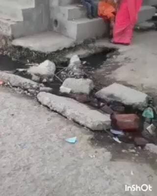 सलेमपुर: सलेमपुर वार्ड नंबर 4 में टूटी सड़कों पर पलटा ई-रिक्शा, दो लोग हुए घायल