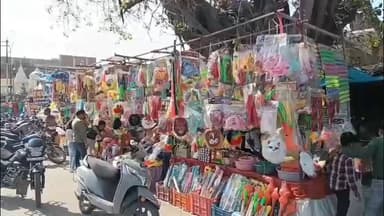 मिल्कीपुर: ग्रामीण बाजारों में होली की खरीदी तेज, मोदी योगी पिचकारी और मुखोटे की मांग बढ़ी