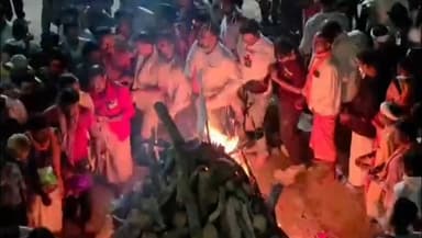 कोंडागांव: कोण्डागांव में 700 वर्ष पुरानी परंपरा के साथ हुआ मुख्य होलिका दहन, जनप्रतिनिधि व प्रशासनिक अधिकारी रहे उपस्थित