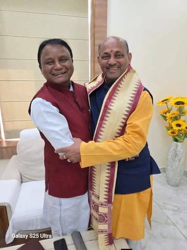 ରାଜ୍ୟସଭା ପାର୍ଥୀ ଘୋଷଣା ପରେ ରାଜ୍ୟ ସଭାପତି ମନମୋହନ ସାମଲଙ୍କୁ ଶୁଭେଚ୍ଛା ଜଣେଇଲେ ମୁଖ୍ୟମନ୍ତ୍ରୀ ମୋହନ ଚରଣ ମାଝୀ।
#OdishaNews #Mohan...