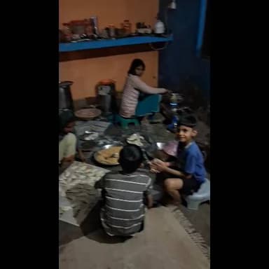 होली का त्योहार पर गुजिया बना रही है