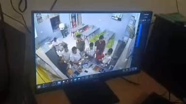 बीदासर होटल व्यवसायी मनीराम मंडा फायरिंग मामले में संदिग्ध डिटेन.. पुलिस कप्तान जय यादव ने डाला बीदासर में डेरा
#newsc...