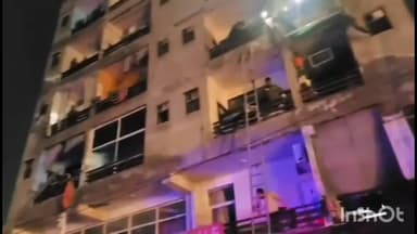 गाज़ियाबाद: खोड़ा में 5 मंजिला इमारत में लगी आग, बिल्डिंग में रह रहे लोगों में मची भगदड़