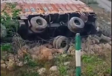 मुहम्मदाबाद गोहना: रानीपुर इलाके में पूर्वांचल एक्सप्रेसवे पर अनियंत्रित होकर आलू से लदा ट्रक पलटा, चालक और परिचालक की बची जान