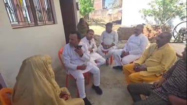 मंझनपुर: यमुना नदी में मिले धरमपुर के शिक्षक की लाश के मामले में कांग्रेस प्रतिनिधिमंडल ने परिजनों से मिलकर जताई संवेदना