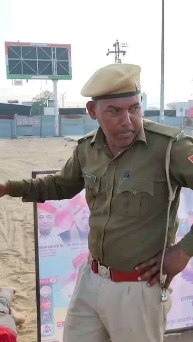 वायरल वीडियो खाटू श्याम का बताया जा रहा है जहां पर एक पुलिस वाले कुछ महिलाओं से कहा सुनी हो गई महिलाओं का आरोप है की
ये