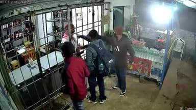 एक सरकारी दुकान में कई राउंड फ़ायरिंग की गई। हर किसी के हाथ में हथियार है।