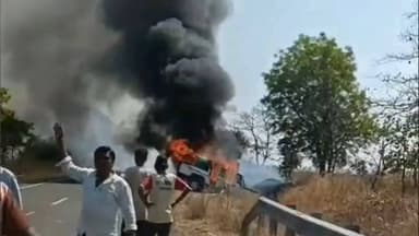 वाशिम: कोंडाळी महालें जवळं क्रुझर गाडीचा भीषण अपघात, गाडीने घेतला पेट, सुदैवाने जीवितहानी नाही.