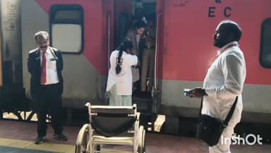 ట్రైన్ లో వస్తున్న మహిళకు అస్వస్థత స్పందించిన 108 సిబ్బంది ఎంజీఎం ఆస్పత్రికి తరలింపు