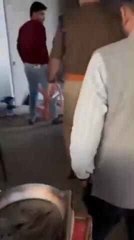 सैफई: सैफई में एसडीएम सिद्धार्थ चौधरी और सीओ के.पी. सिंह की छापेमारी, शराब ठेकों पर अवैध कैंटीन का हुआ खुलासा