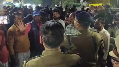 कौंच: पंचानन चौराहे के पास ट्रैक्टर की टक्कर से बाइक सवार की मौत, आक्रोशित ग्रामीणों ने लगाया जाम, पुलिस से हुई हाथापाई