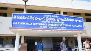 తాడూరు: తాడూరు మండల కేంద్రంలోని ఇంటర్ పరీక్షా కేంద్రాన్ని ఆకస్మికంగా తనకి చేసిన నాగర్ కర్నూల్ కలెక్టర్ బాధావత్ సంతోష్