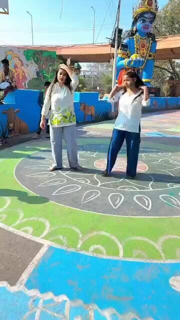 शहर मे होली के पर्व जमकर थिरकते आगरावासी