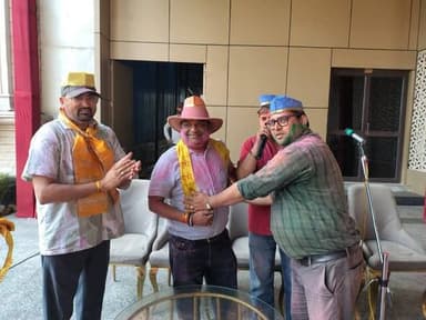 अपने वरिष्ठ पत्रकार भाइयो के साथ होली मिलन समारोह मे होली खेलते हुए...