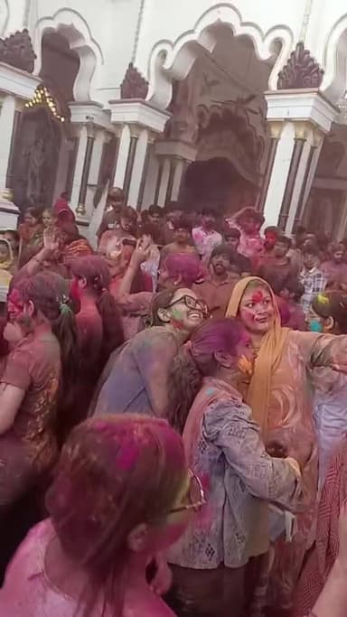 श्री राधा कृष्ण मंदिर में होली के रंग में रंगे भक्तजन