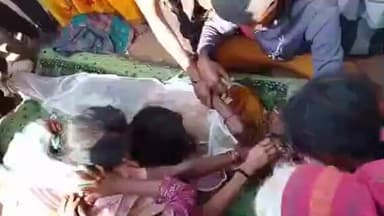 रामगढ़: बंगलौर में मजदूरी करने गए सरहुआ के युवक का शव खमहम रेलवे स्टेशन पर मिला, ठेकेदार के खिलाफ परिजनों में आक्रोश