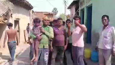 चंदौली: छित्तों गांव में धूमधाम से मनाई गई होली, युवाओं ने उड़ाया रंग और गुलाल