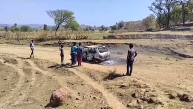 डिंडौरी: अमरपुर के भाखा गांव के पास अज्ञात कारण से कार में लगी आग, कार जलकर राख हुई