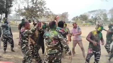 दिघलबैंक: दिघलबैंक में एसएसबी जवानों ने ग्रामीणों संग मनाई होली, सीमा का लिया जायजा