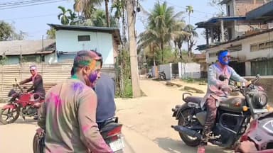 সোণাৰি: সোণাৰিত ৰঙৰ উৎসৱ ফাকুৱা উলস মালহেৰে উদযাপন