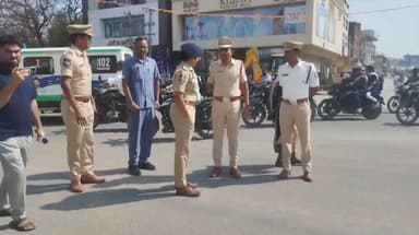 కామారెడ్డి: ద్విచక్ర వాహనాల సైలెన్సర్ లను రోడ్డు రోలర్ తో తొక్కించిన పోలీసులు, అధిక శబ్దాలు చేసే సైలెన్సర్ లు వాడరాదని హెచ్చరిక : CI