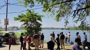 चरखारी: चरखारी के तालाब में उतराता मिला अज्ञात अधेड़ व्यक्ति का शव, होली खेल रहे बच्चों ने पुलिस को दी सूचना