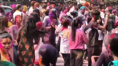 নগাঁও: ৰাইজৰ বিভিন্ন প্ৰান্তত ৰংৰ উৎসৱ উদযাপন কৰা সদৰ সমষ্টিৰ বিধায়ক ৰূপক শৰ্মাৰ বাসগৃহতো আনন্দ ফুৰ্তি কৰা দেখিবলৈ পোৱা গ'ল